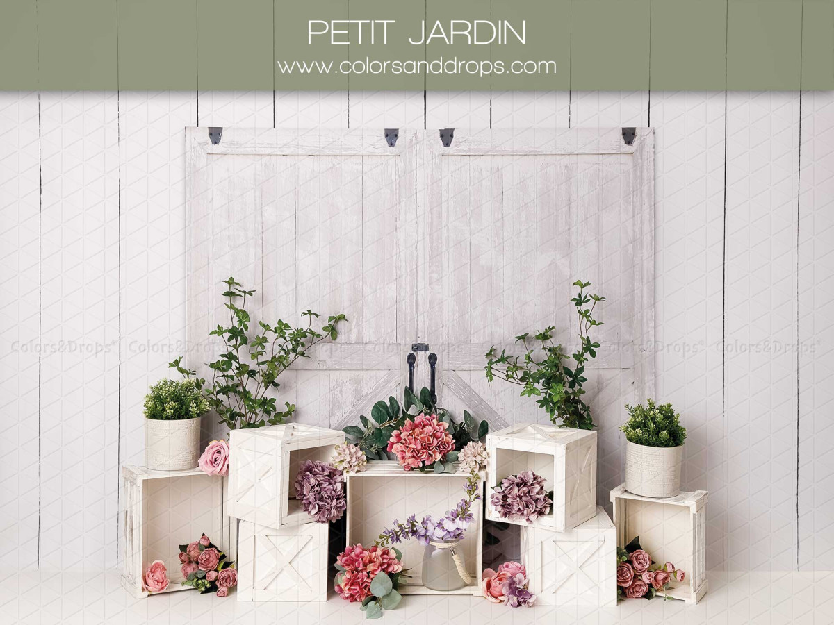 Baby & cake smash photo backdrop Petit Jardin – white wooden wall with crates and flowering plants | Colors&Drops