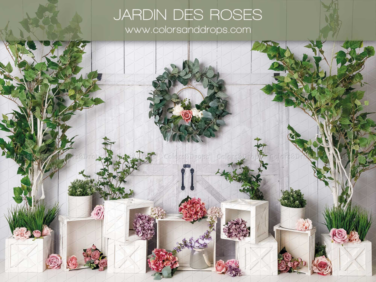 Baby & cake smash photo backdrop Jardin des Roses – white wooden wall with wreath, shrubs and flower crates | Colors&Drops