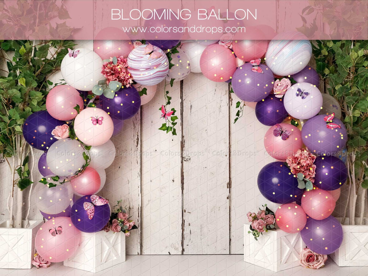 Fond photo bébé et smash cake Blooming Ballon – arche de ballons roses et violets sur mur en bois blanc | Colors&Drops