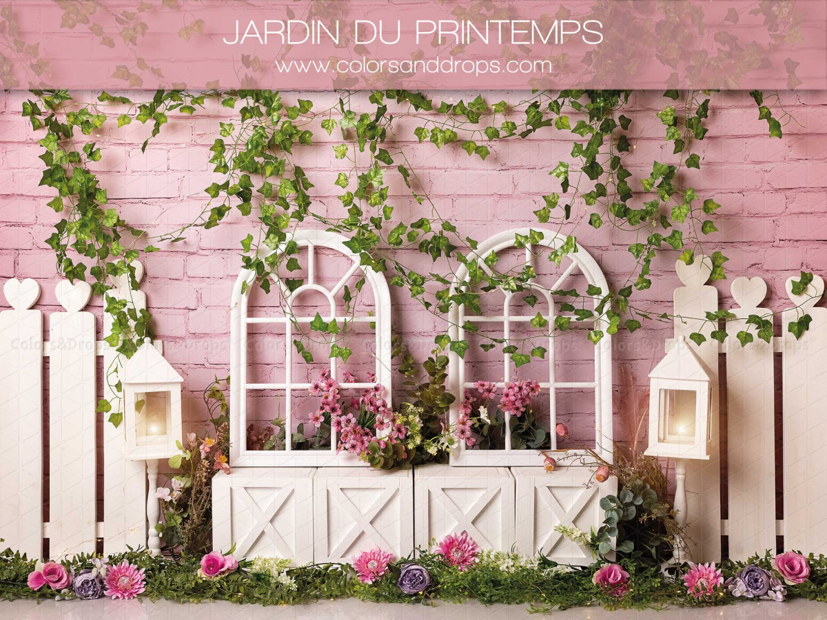 Fond photo bébé et smash cake Jardin du Printemps – mur en brique rose avec fenêtres blanches et lierre | Colors&Drops