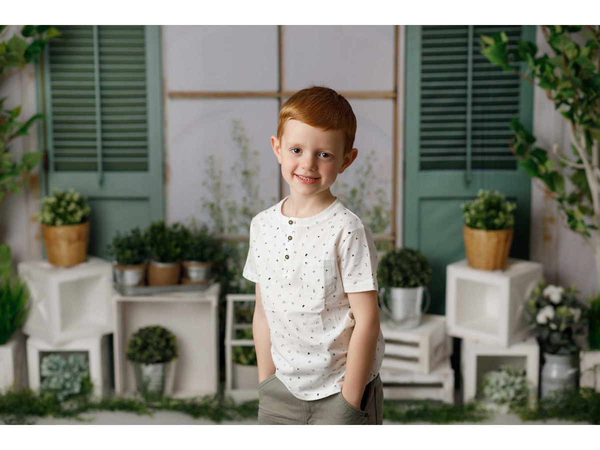 Fondo fotográfico de bebé y smash cake Pergola – pérgola con contraventanas verdes, toldo de rayas y plantas | Colors&Drops