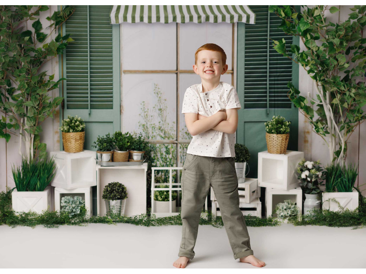 Fondo fotográfico de bebé y smash cake Pergola – pérgola con contraventanas verdes, toldo de rayas y plantas | Colors&Drops