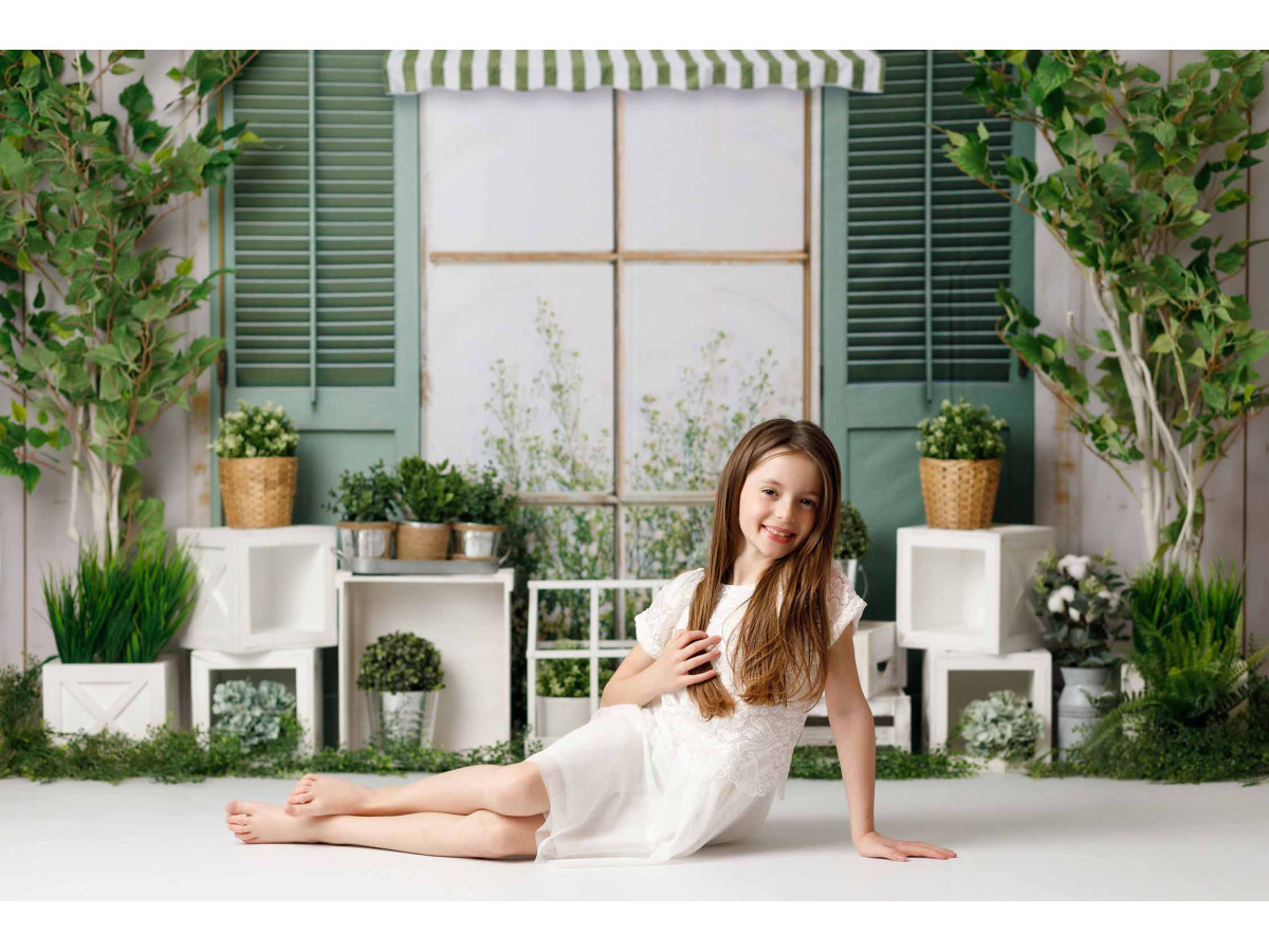 Fondo fotográfico de bebé y smash cake Pergola – pérgola con contraventanas verdes, toldo de rayas y plantas | Colors&Drops