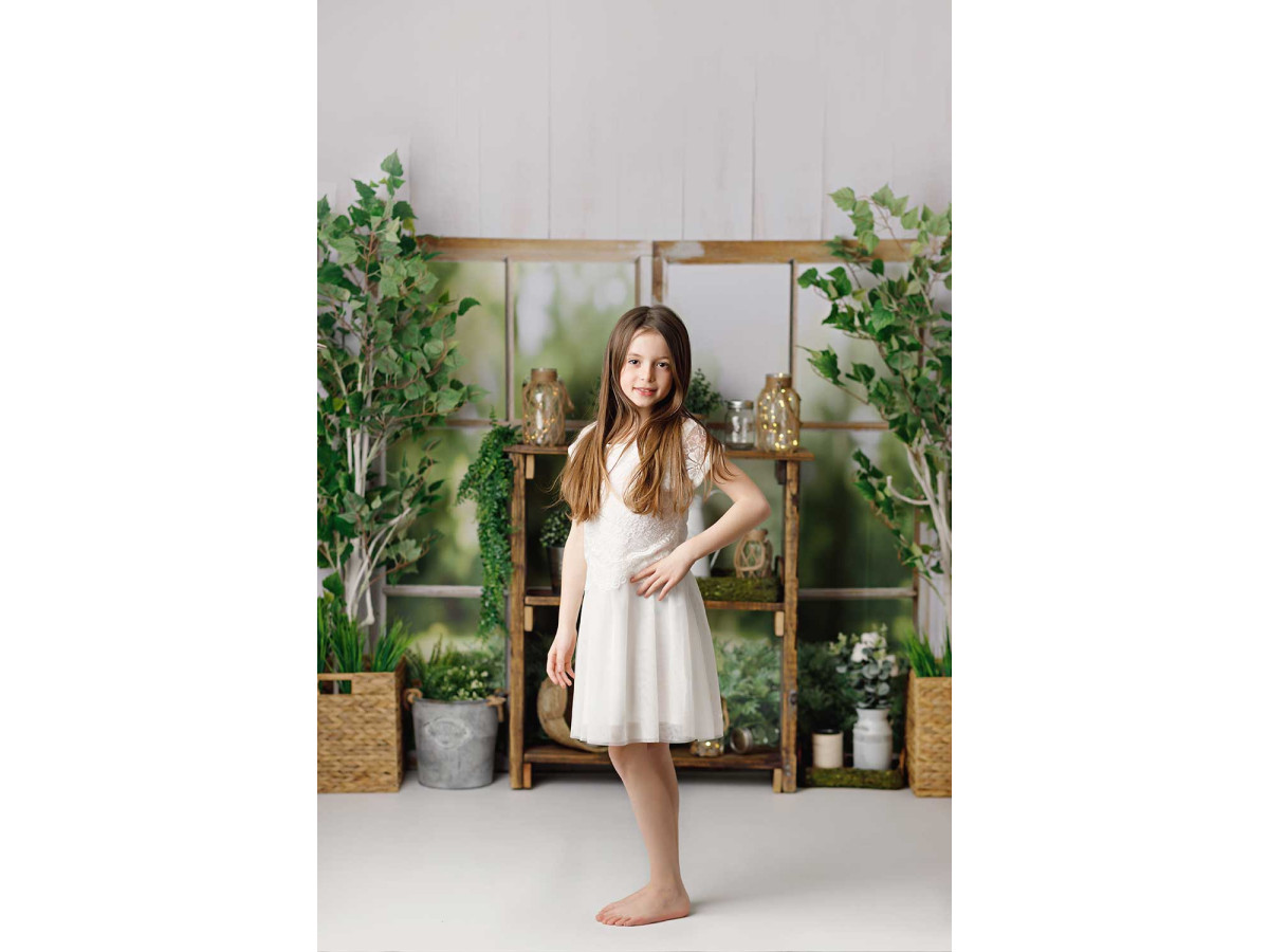 Fondo fotográfico de bebé y smash cake Botaniste – decorado botánico con estantería de madera y plantas | Colors&Drops
