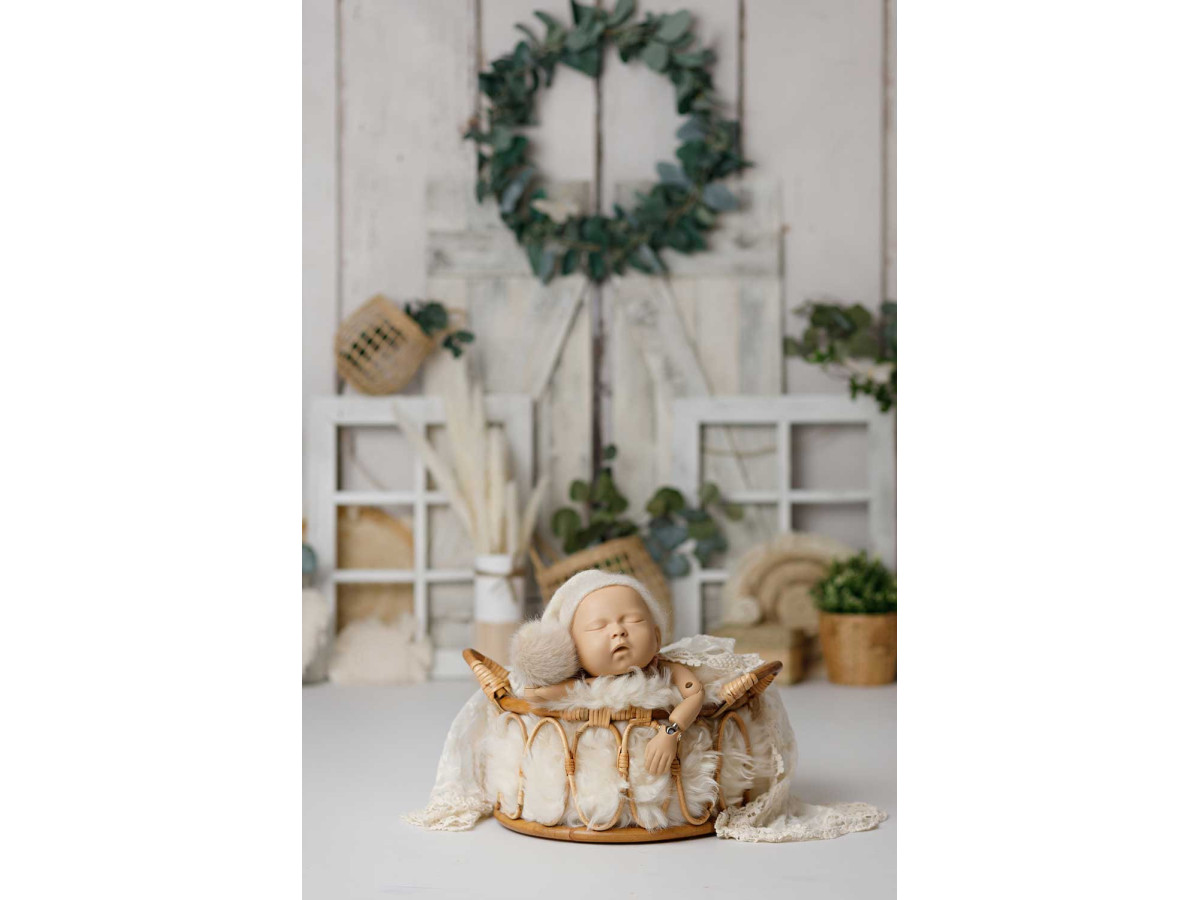 Fond photo bébé et smash cake Hallaway – mur en bois blanc avec couronne, fenêtre et paniers | Colors&Drops