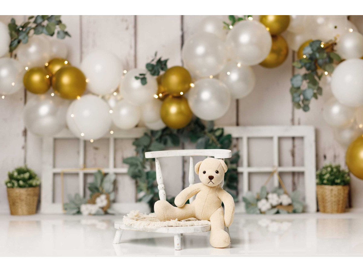 Baby & cake smash photo backdrop Elena – white and gold balloon arch with wreath on white wood | Colors&Drops