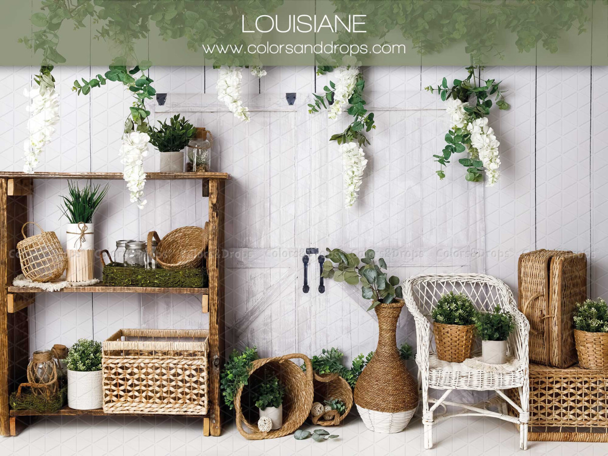Baby & cake smash photo backdrop Louisiane – white wooden wall with shelf, wicker chair and plants | Colors&Drops