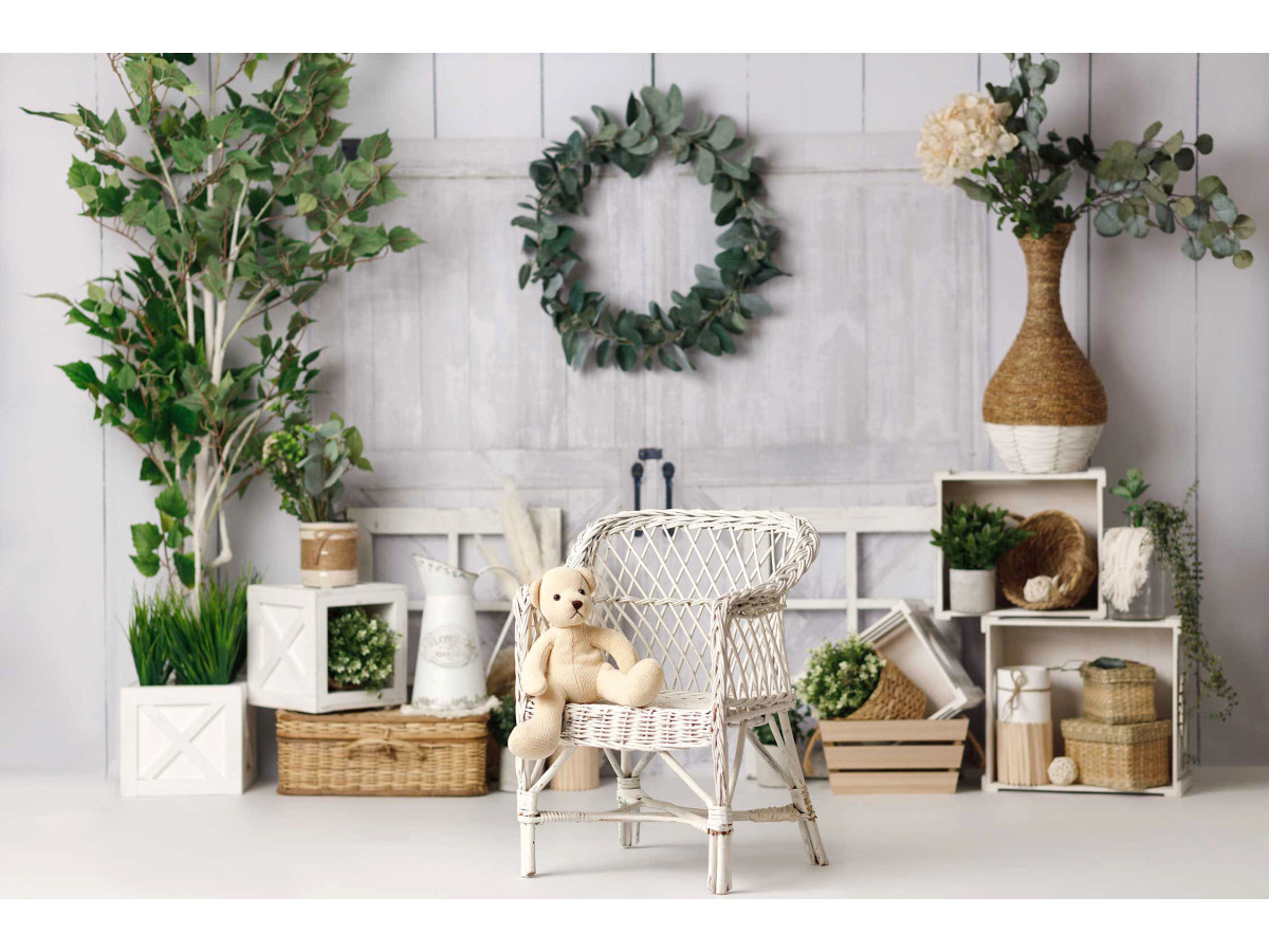 Baby & cake smash photo backdrop Texane – white wooden wall with wreath, tree and baskets | Colors&Drops