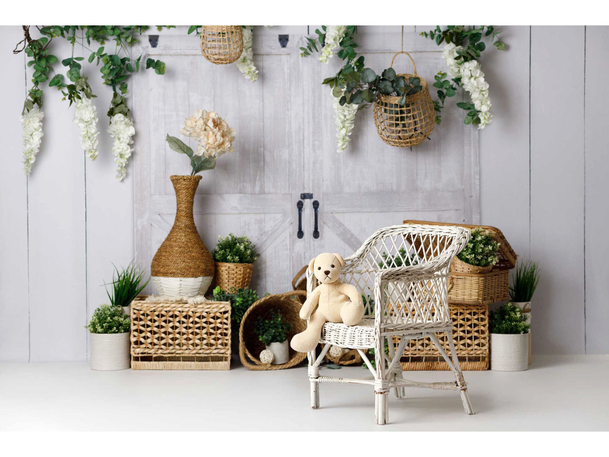 Fondo fotográfico de bebé y smash cake Jardin Secret – pared de madera blanca con glicinia blanca y cestas | Colors&Drops