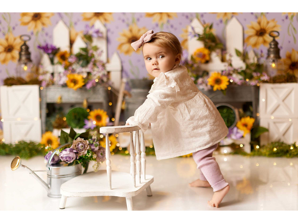 Fond photo bébé et smash cake Girasol – papier peint tournesols avec clôture, lanternes et fleurs | Colors&Drops