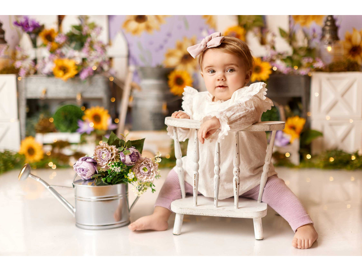 Fond photo bébé et smash cake Girasol – papier peint tournesols avec clôture, lanternes et fleurs | Colors&Drops