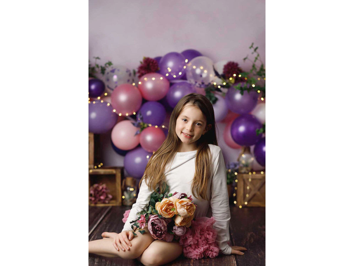 Baby & cake smash photo backdrop Printanier – purple and pink balloons with crates and plants | Colors&Drops