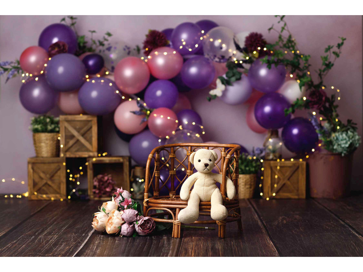 Baby & cake smash photo backdrop Printanier – purple and pink balloons with crates and plants | Colors&Drops