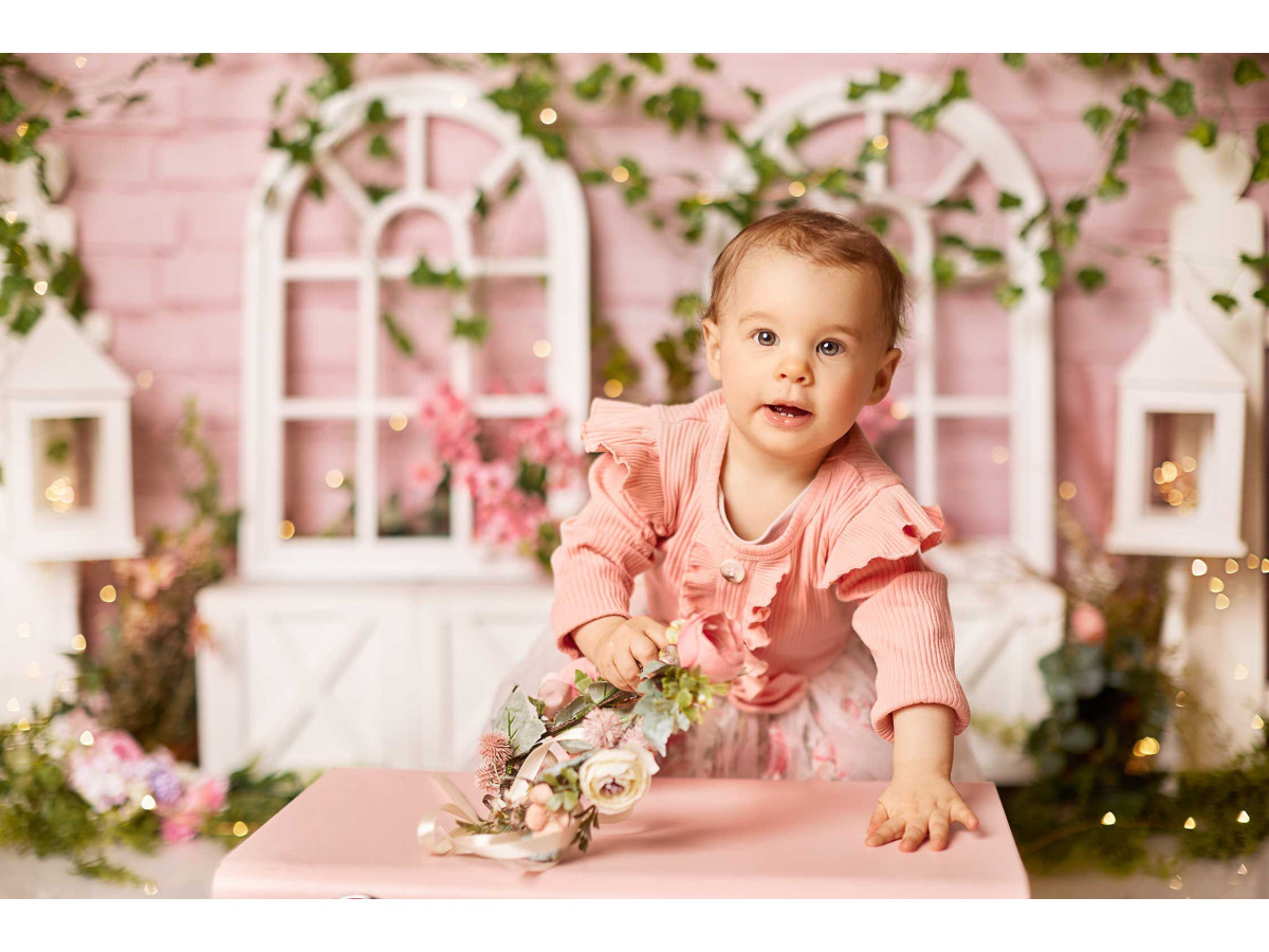 Fond photo bébé et smash cake Jardin du Printemps – mur en brique rose avec fenêtres blanches et lierre | Colors&Drops