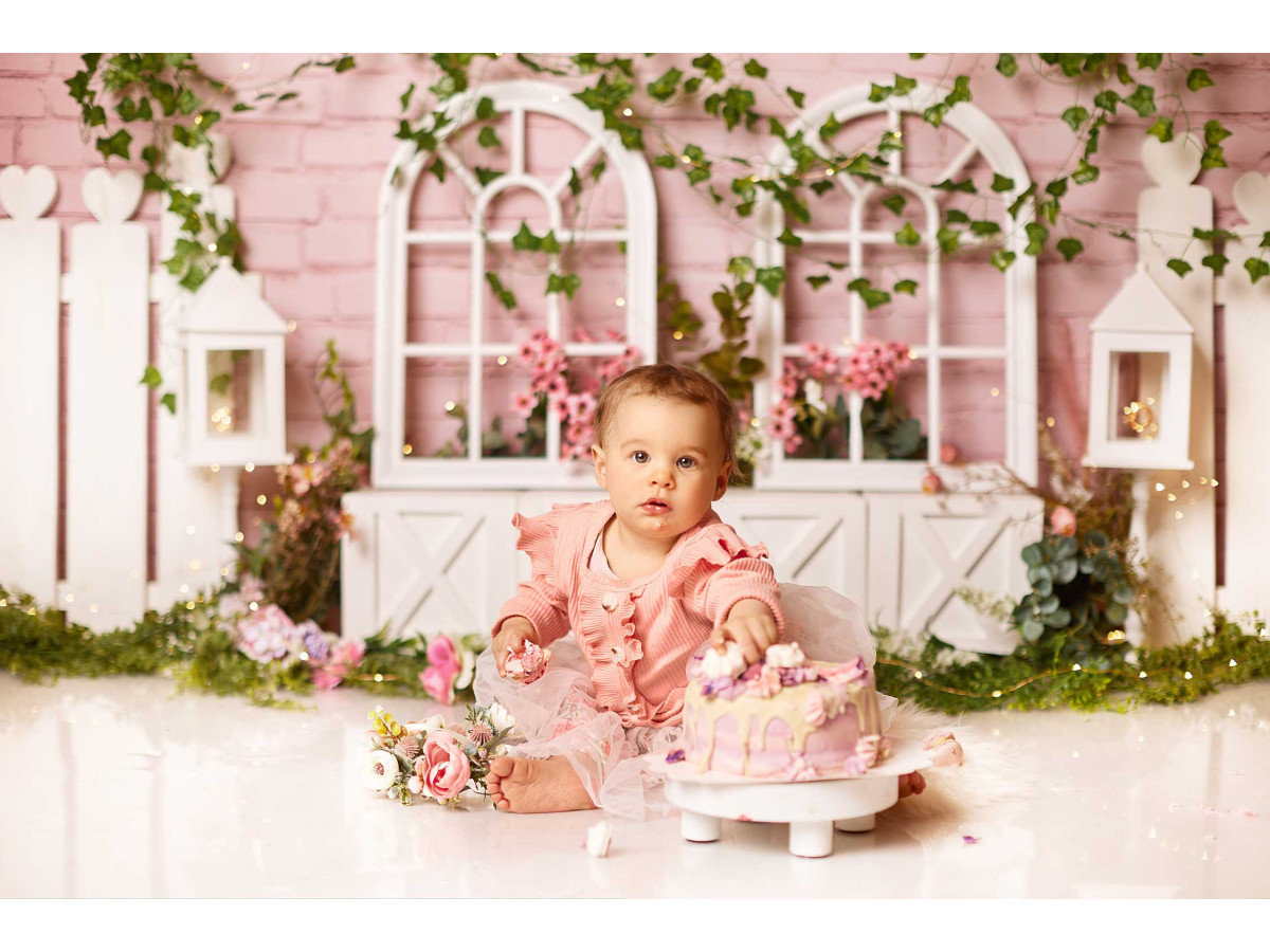 Fond photo bébé et smash cake Jardin du Printemps – mur en brique rose avec fenêtres blanches et lierre | Colors&Drops