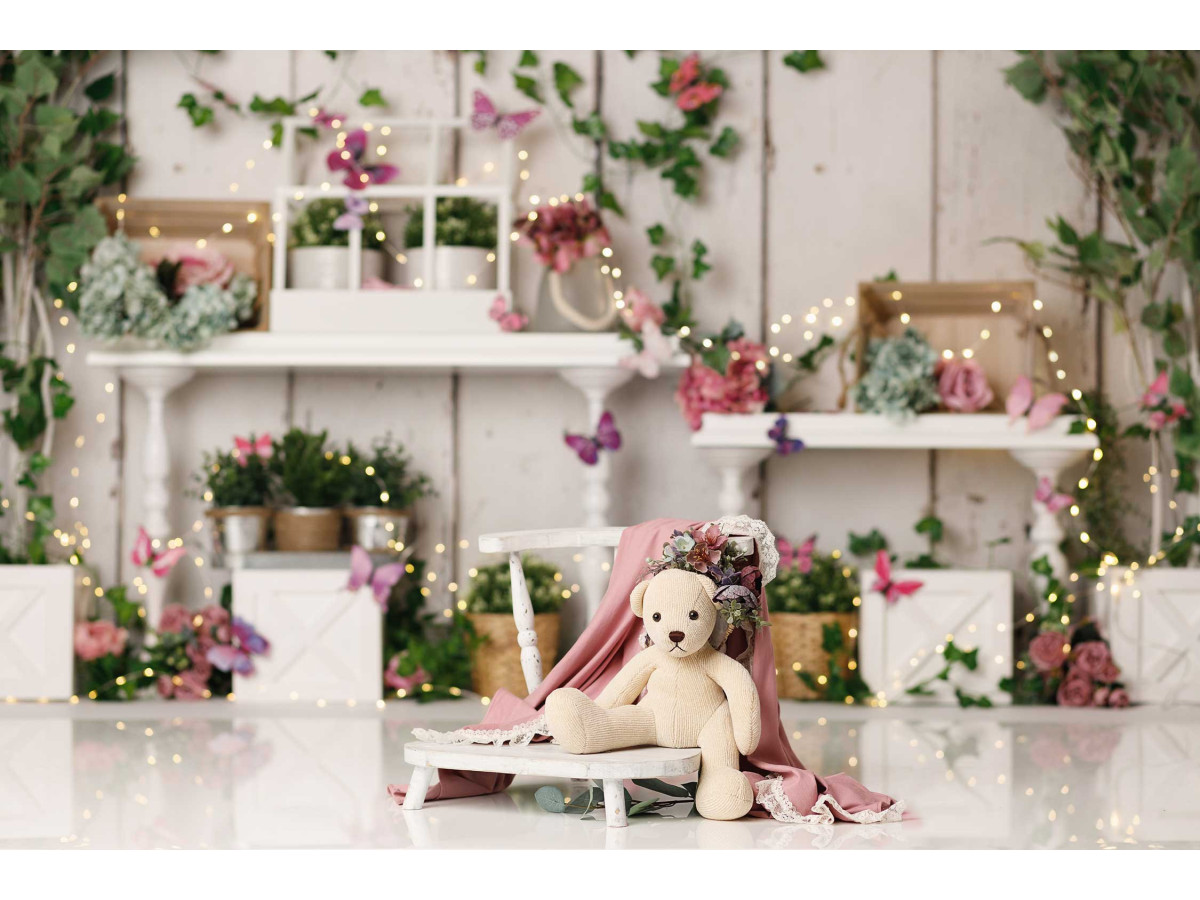 Fondo fotográfico de bebé y smash cake Blooming Spring – pared de madera blanca con estantes, plantas y mariposas | Colors&Drops