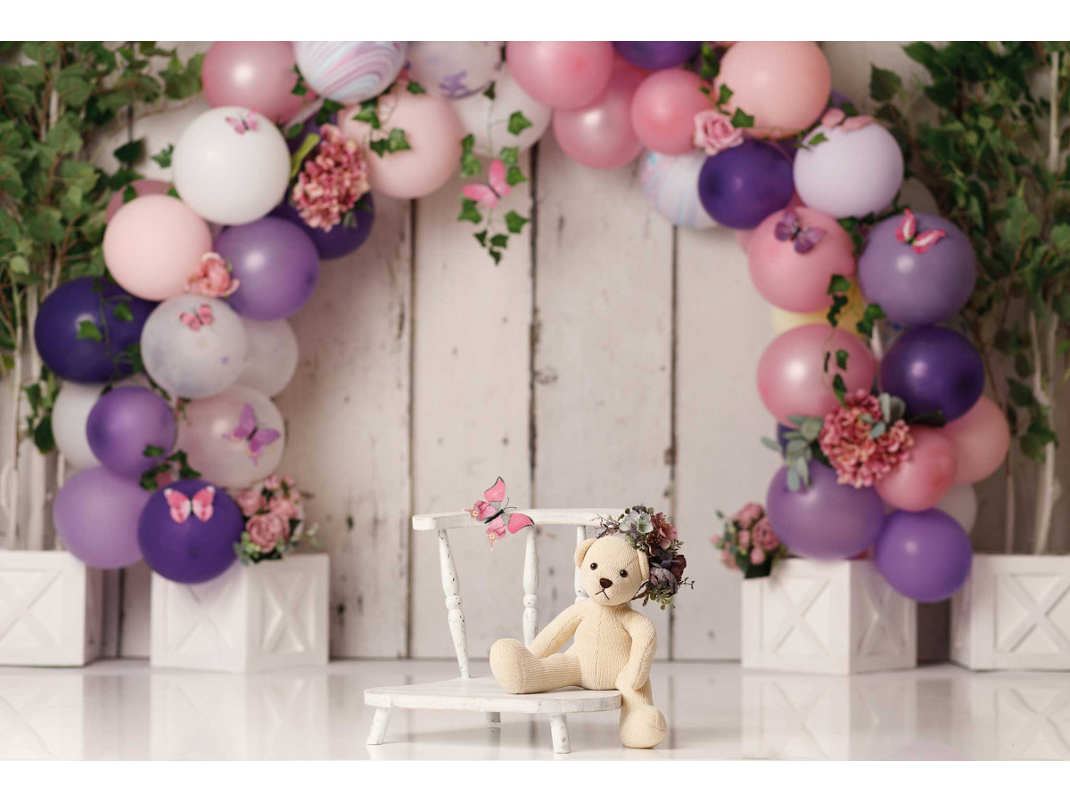 Fond photo bébé et smash cake Blooming Ballon – arche de ballons roses et violets sur mur en bois blanc | Colors&Drops