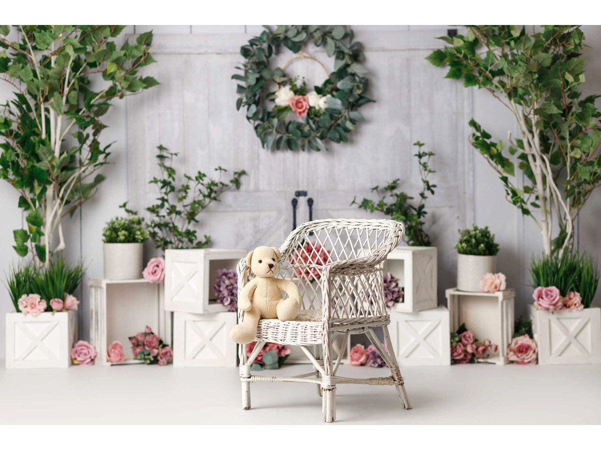 Baby & cake smash photo backdrop Jardin des Roses – white wooden wall with wreath, shrubs and flower crates | Colors&Drops