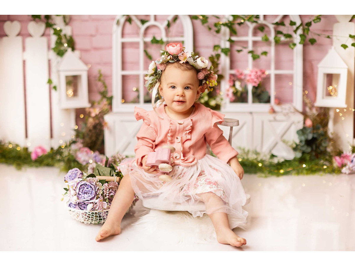 Fond photo bébé et smash cake Jardin du Printemps – mur en brique rose avec fenêtres blanches et lierre | Colors&Drops