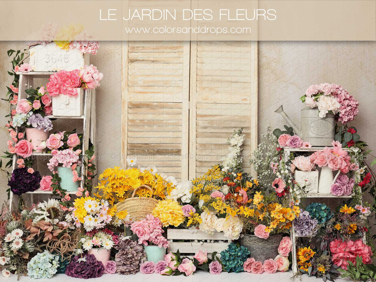 Fond photo bébé et smash cake Le Jardin des Fleurs – volets en bois avec étagères débordant de fleurs | Colors&Drops
