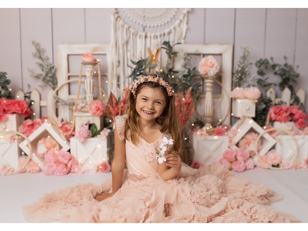 Fond photo bébé et smash cake L'Attrape Reve – attrape-rêves sur mur en bois avec fleurs roses et fenêtres | Colors&Drops