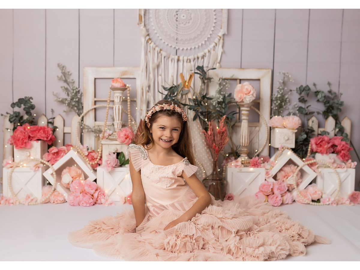 Fond photo bébé et smash cake L'Attrape Reve – attrape-rêves sur mur en bois avec fleurs roses et fenêtres | Colors&Drops