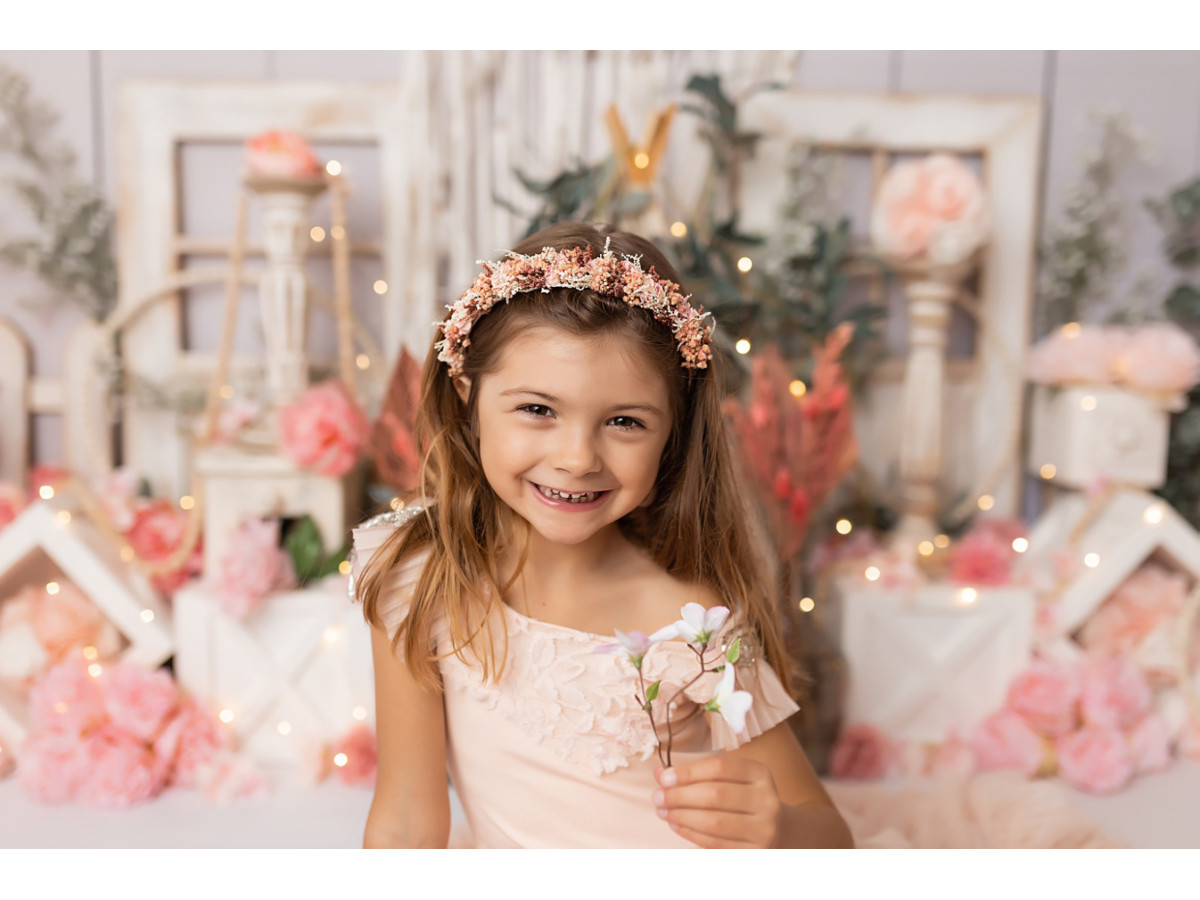 Fond photo bébé et smash cake L'Attrape Reve – attrape-rêves sur mur en bois avec fleurs roses et fenêtres | Colors&Drops