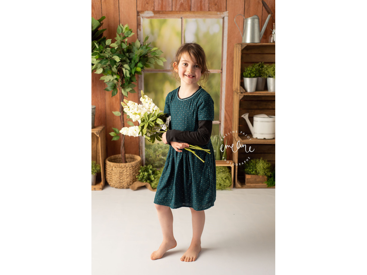 Fond photo bébé et smash cake L'Atelier Botanique – atelier botanique en bois avec fenêtre et plantes | Colors&Drops