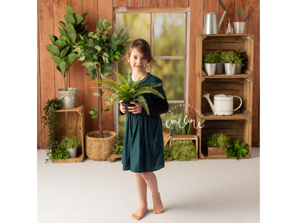 Fond photo bébé et smash cake L'Atelier Botanique – atelier botanique en bois avec fenêtre et plantes | Colors&Drops