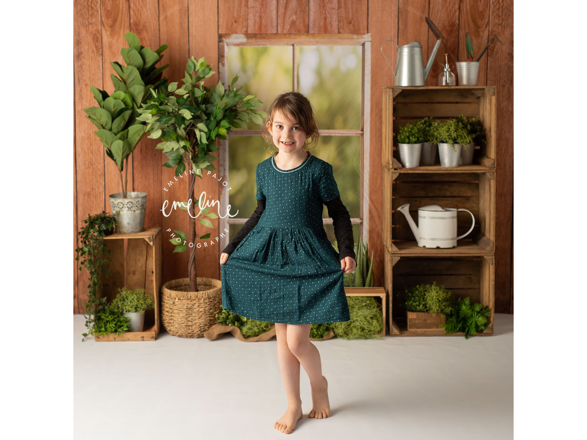 Fondo fotográfico de bebé y smash cake L'Atelier Botanique – taller botánico de madera con ventana y plantas | Colors&Drops