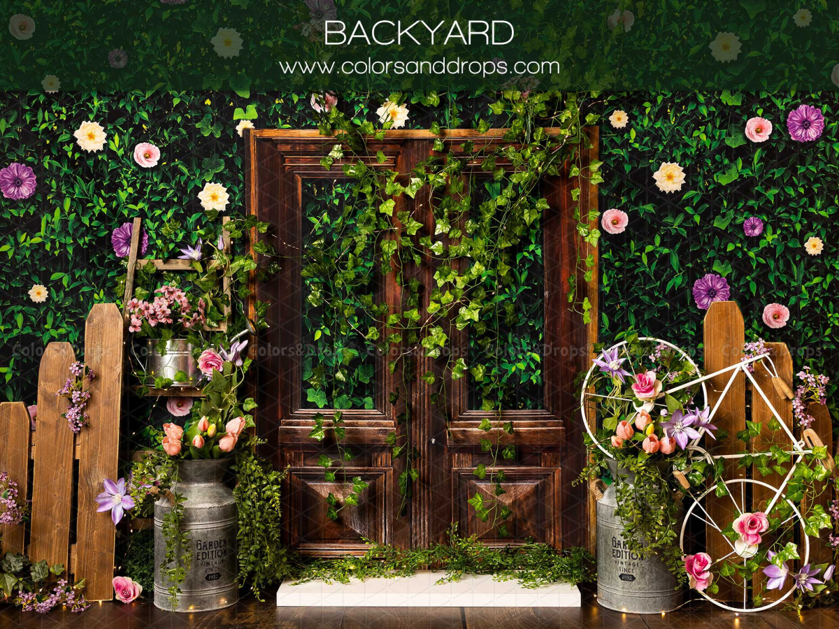 Fond photo bébé et smash cake Backyard – mur végétal avec porte en bois, fleurs et vélo | Colors&Drops