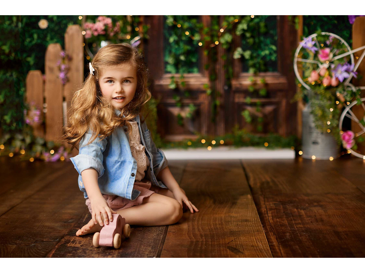 Fond photo bébé et smash cake Backyard – mur végétal avec porte en bois, fleurs et vélo | Colors&Drops