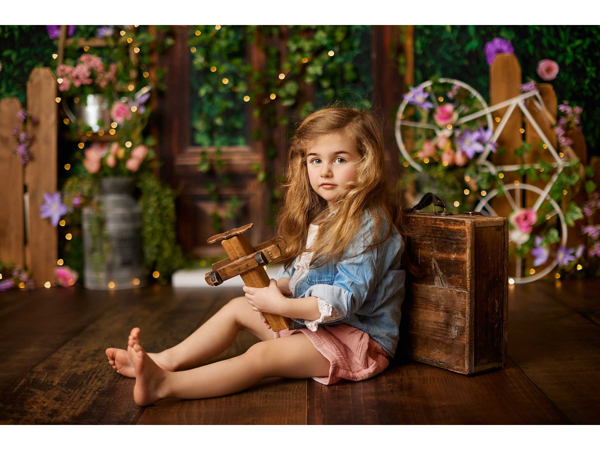 Fond photo bébé et smash cake Backyard – mur végétal avec porte en bois, fleurs et vélo | Colors&Drops