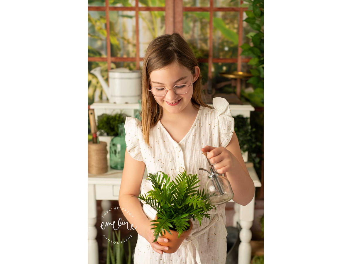 Fond photo bébé et smash cake La Serre – serre avec console blanche et plantes en pots | Colors&Drops