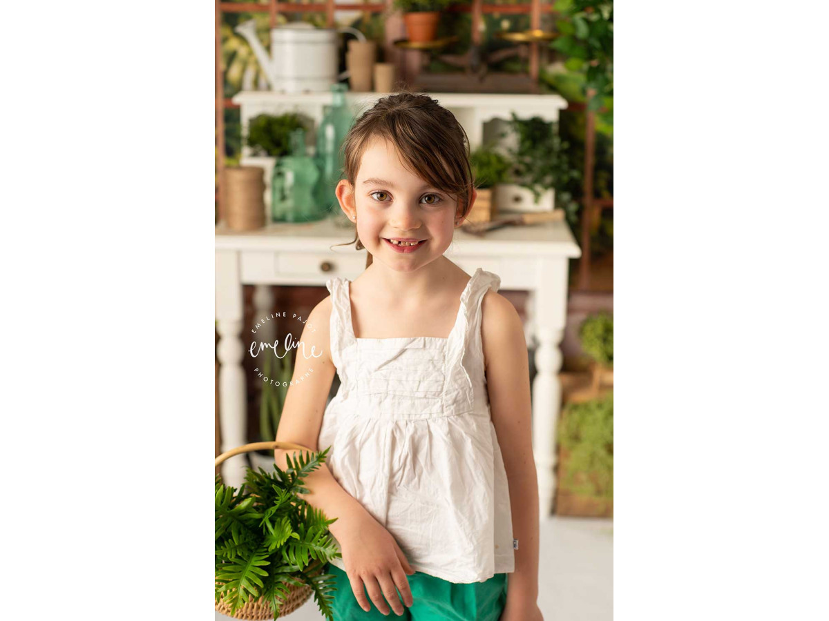 Fond photo bébé et smash cake La Serre – serre avec console blanche et plantes en pots | Colors&Drops