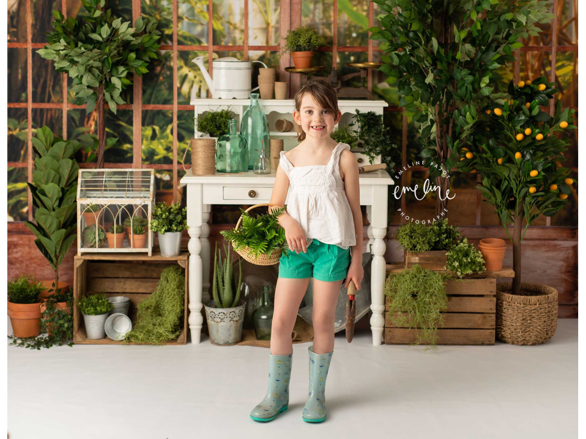Fond photo bébé et smash cake La Serre – serre avec console blanche et plantes en pots | Colors&Drops