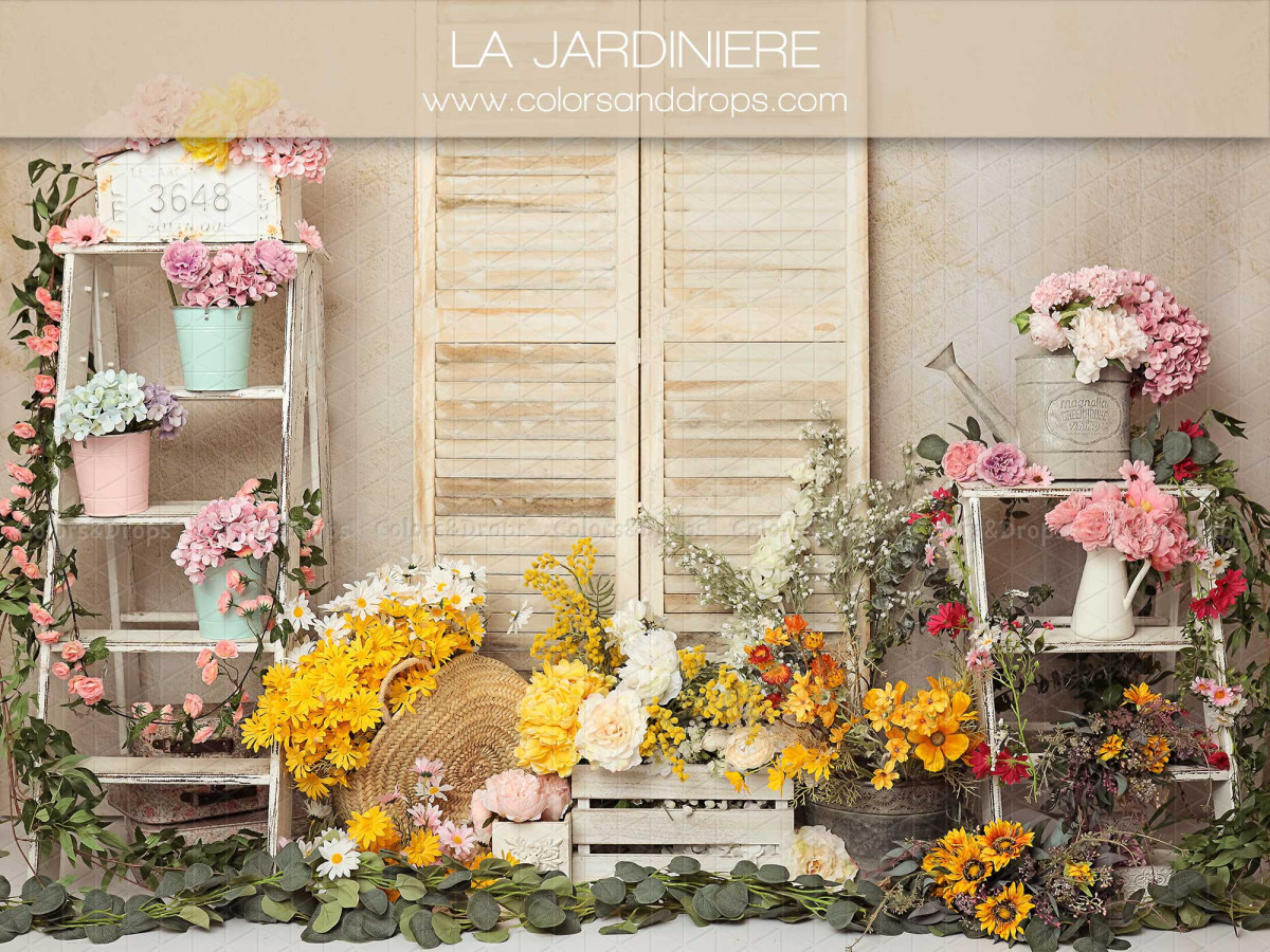 Fond photo bébé et smash cake La Jardiniere – volets en bois avec étagères de fleurs jaunes et roses | Colors&Drops
