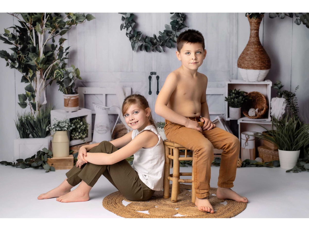 Baby & cake smash photo backdrop Texane – white wooden wall with wreath, tree and baskets | Colors&Drops