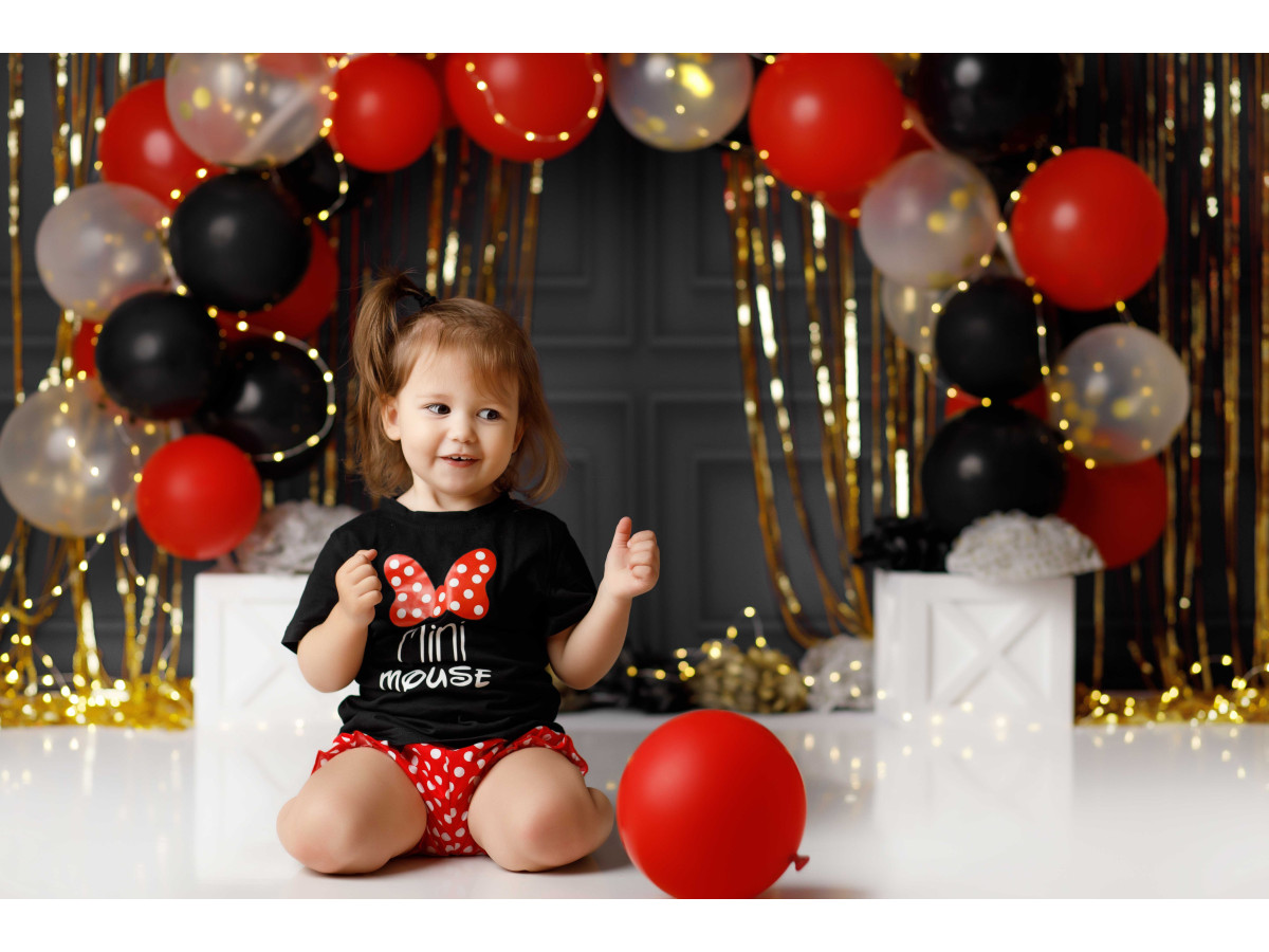 Baby & cake smash photo backdrop Small Mouse – red and black balloon arch on gold curtain | Colors&Drops