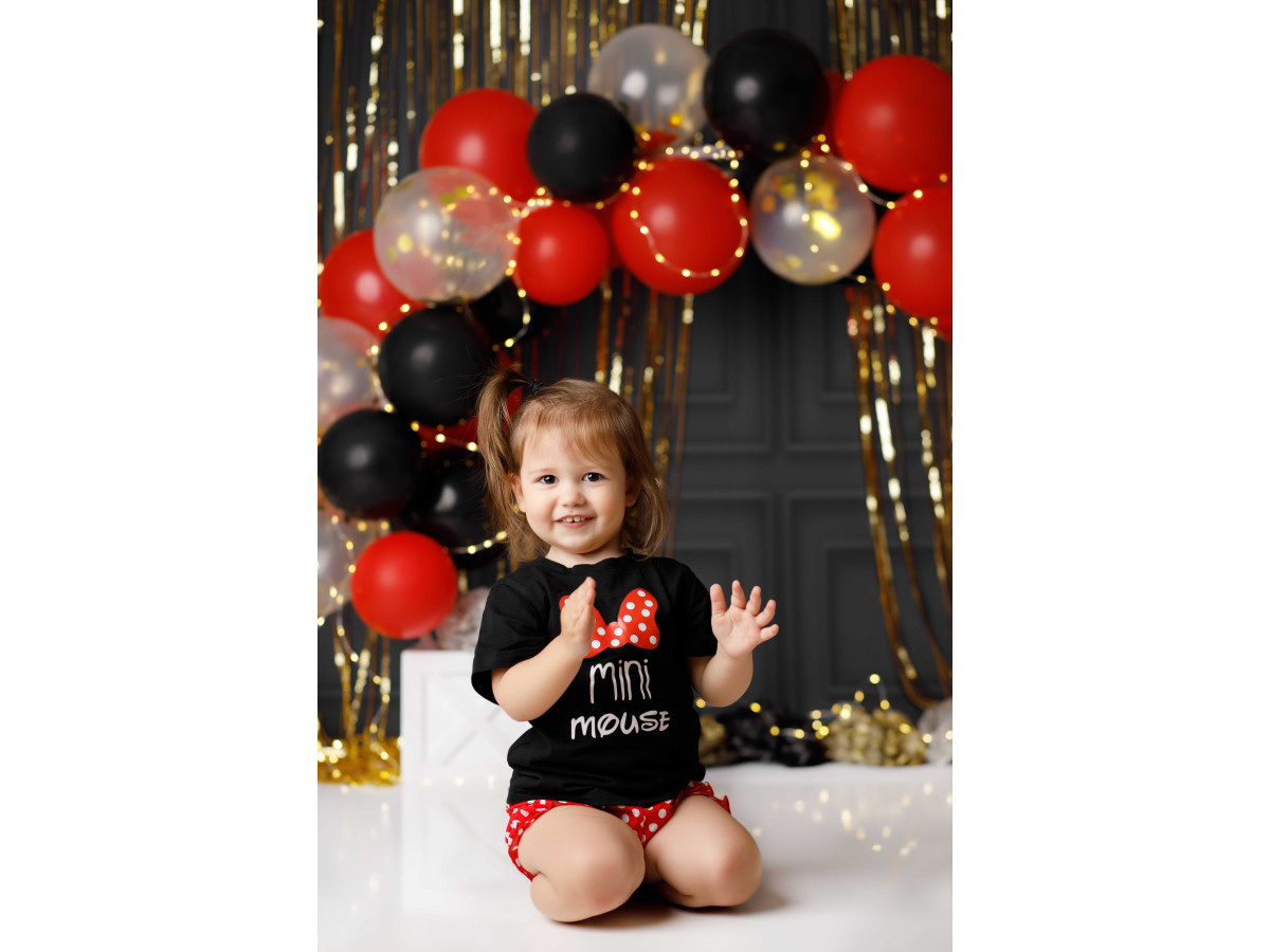 Baby & cake smash photo backdrop Small Mouse – red and black balloon arch on gold curtain | Colors&Drops