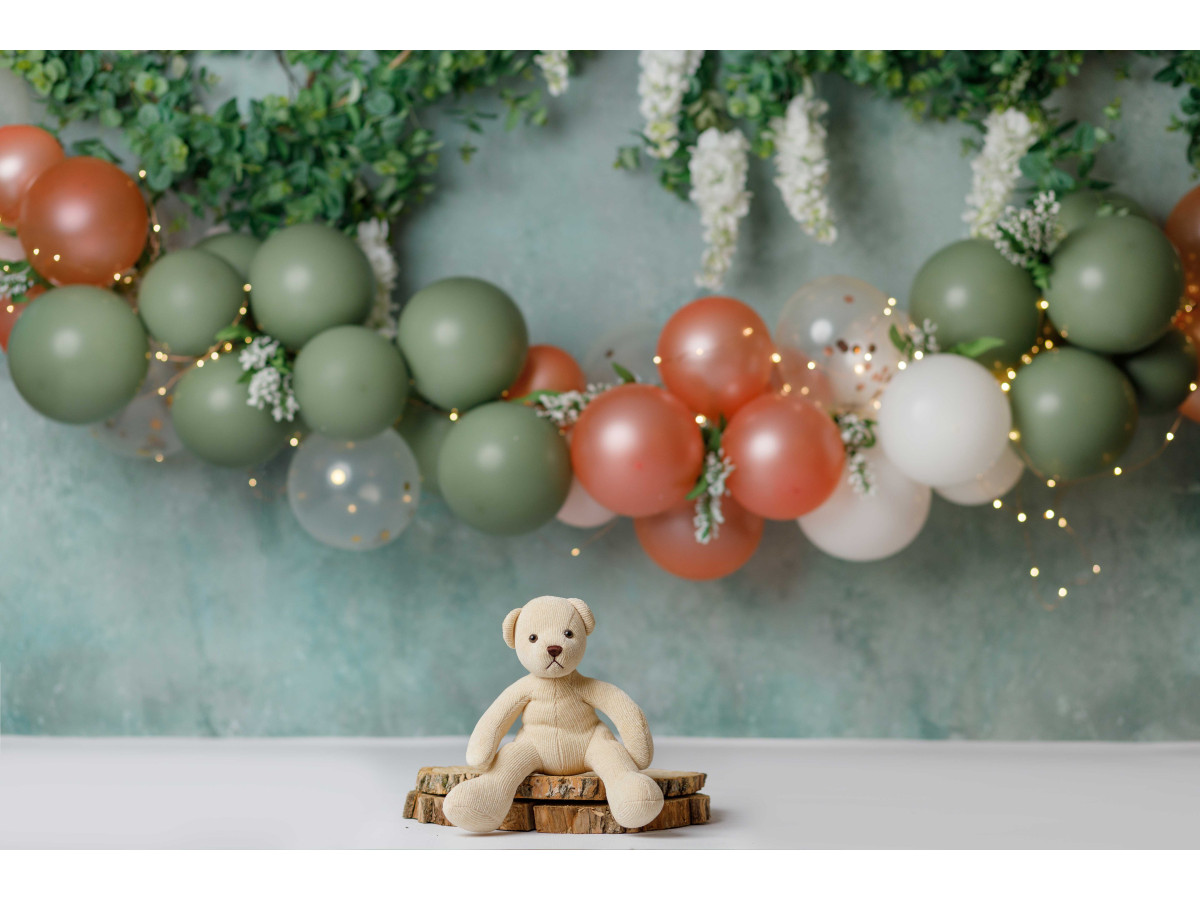 Baby & cake smash photo backdrop Glycine – green and coral balloon garland with wisteria | Colors&Drops