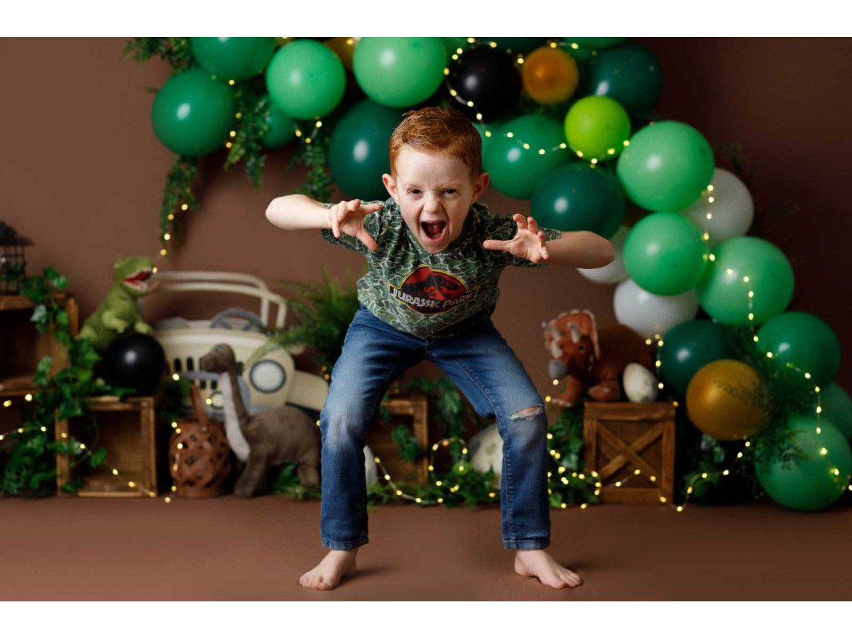 Fondo fotográfico de bebé y smash cake Jumpy Dino – arco de globos verdes con jeep y dinosaurios | Colors&Drops