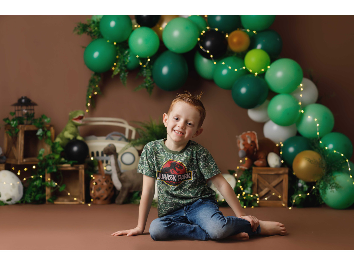 Fondo fotográfico de bebé y smash cake Jumpy Dino – arco de globos verdes con jeep y dinosaurios | Colors&Drops