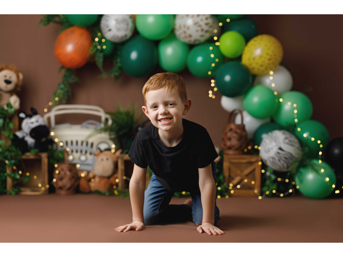 Fondo fotográfico de bebé y smash cake Jumpy Safari – arco de globos verdes safari con peluches y cajas | Colors&Drops