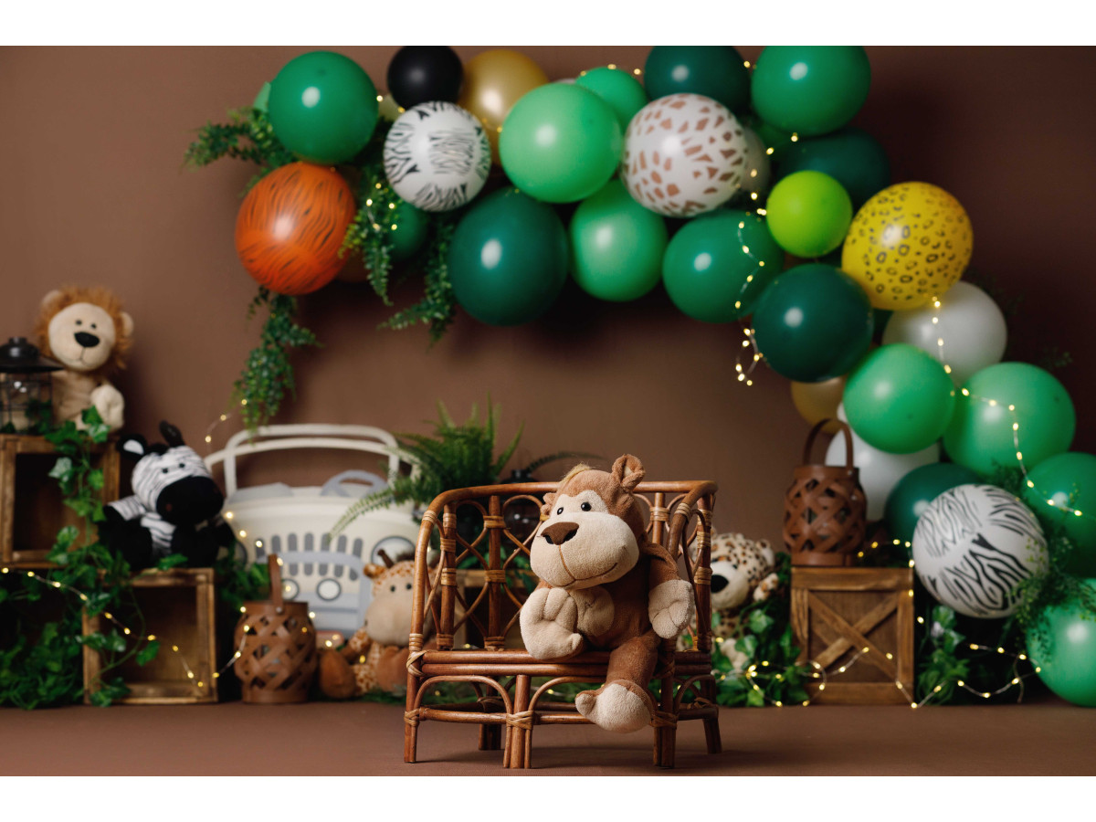 Fondo fotográfico de bebé y smash cake Jumpy Safari – arco de globos verdes safari con peluches y cajas | Colors&Drops