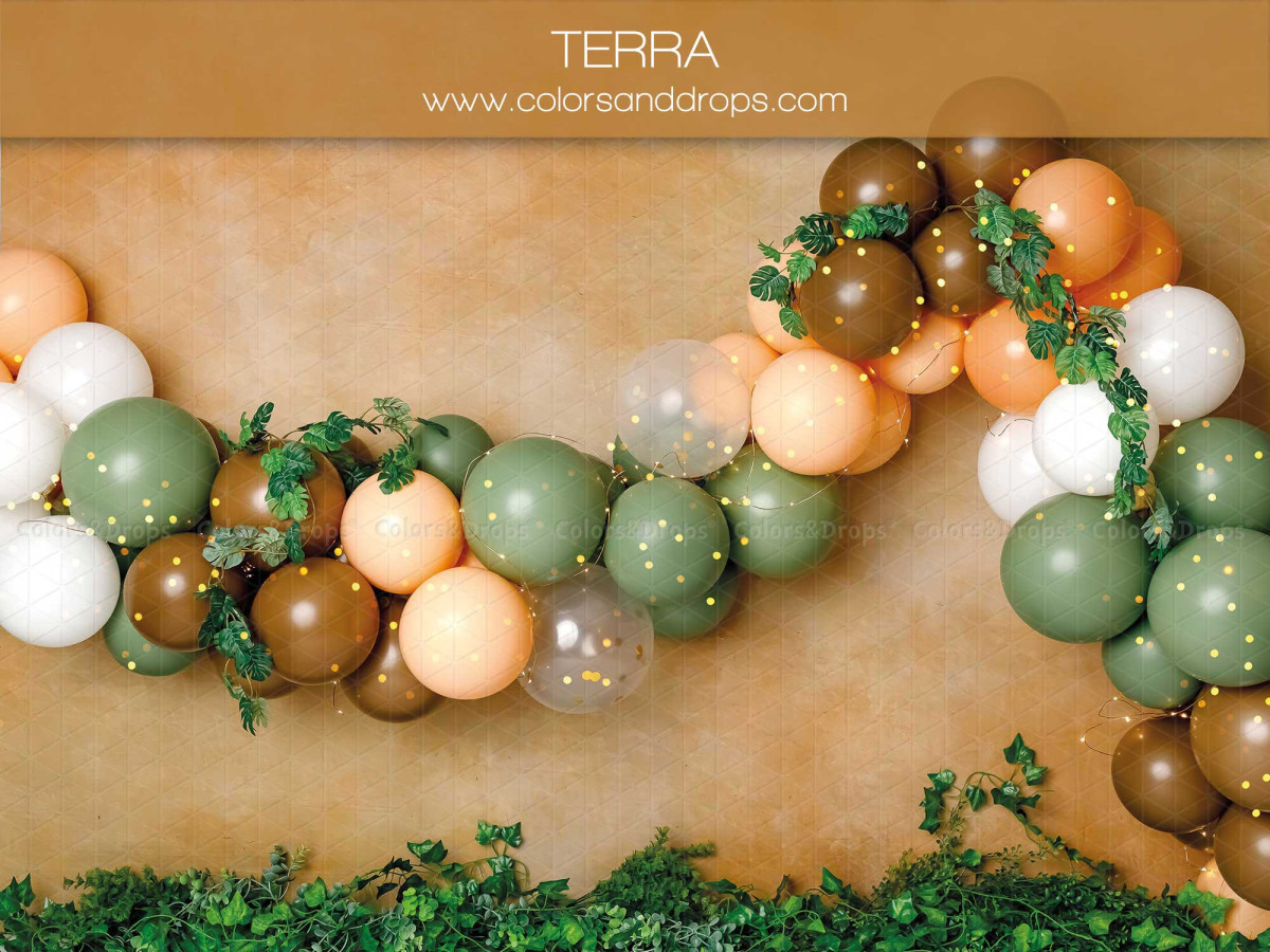 Fondo fotográfico de bebé y smash cake Terra – guirnalda de globos terracota y verdes sobre pared ocre | Colors&Drops