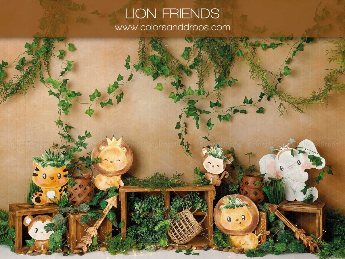 Fond photo bébé et smash cake Lion Friends – mur ocre avec lierre, lions en peluche et caisses | Colors&Drops