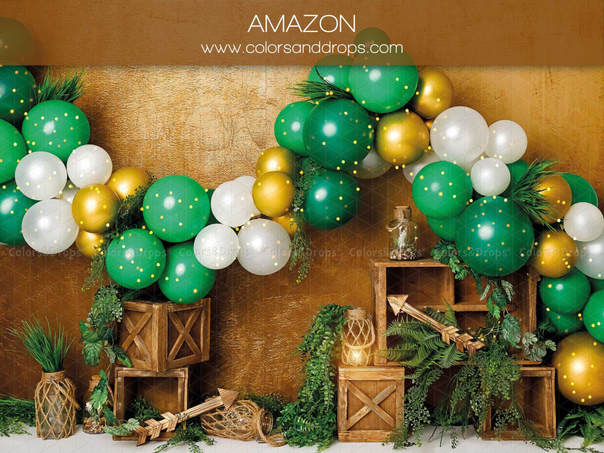 Fondo fotográfico de bebé y smash cake Amazon – arco de globos verdes y dorados con cajas de selva | Colors&Drops