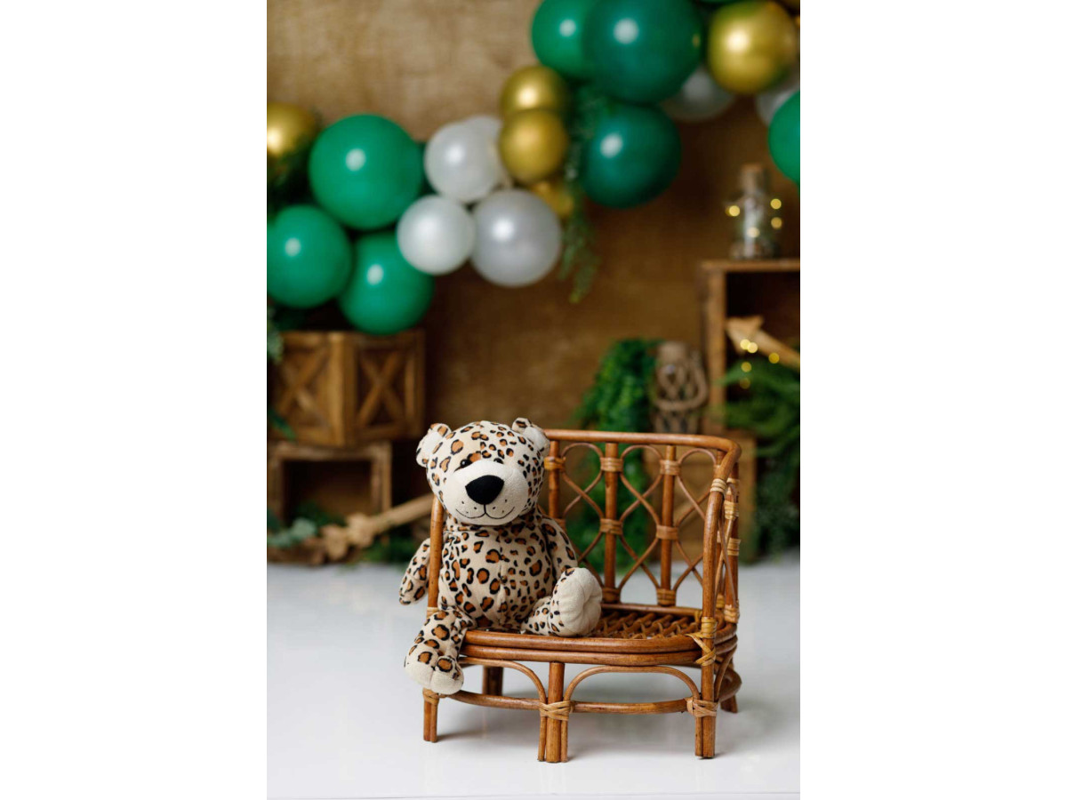Fondo fotográfico de bebé y smash cake Amazon – arco de globos verdes y dorados con cajas de selva | Colors&Drops