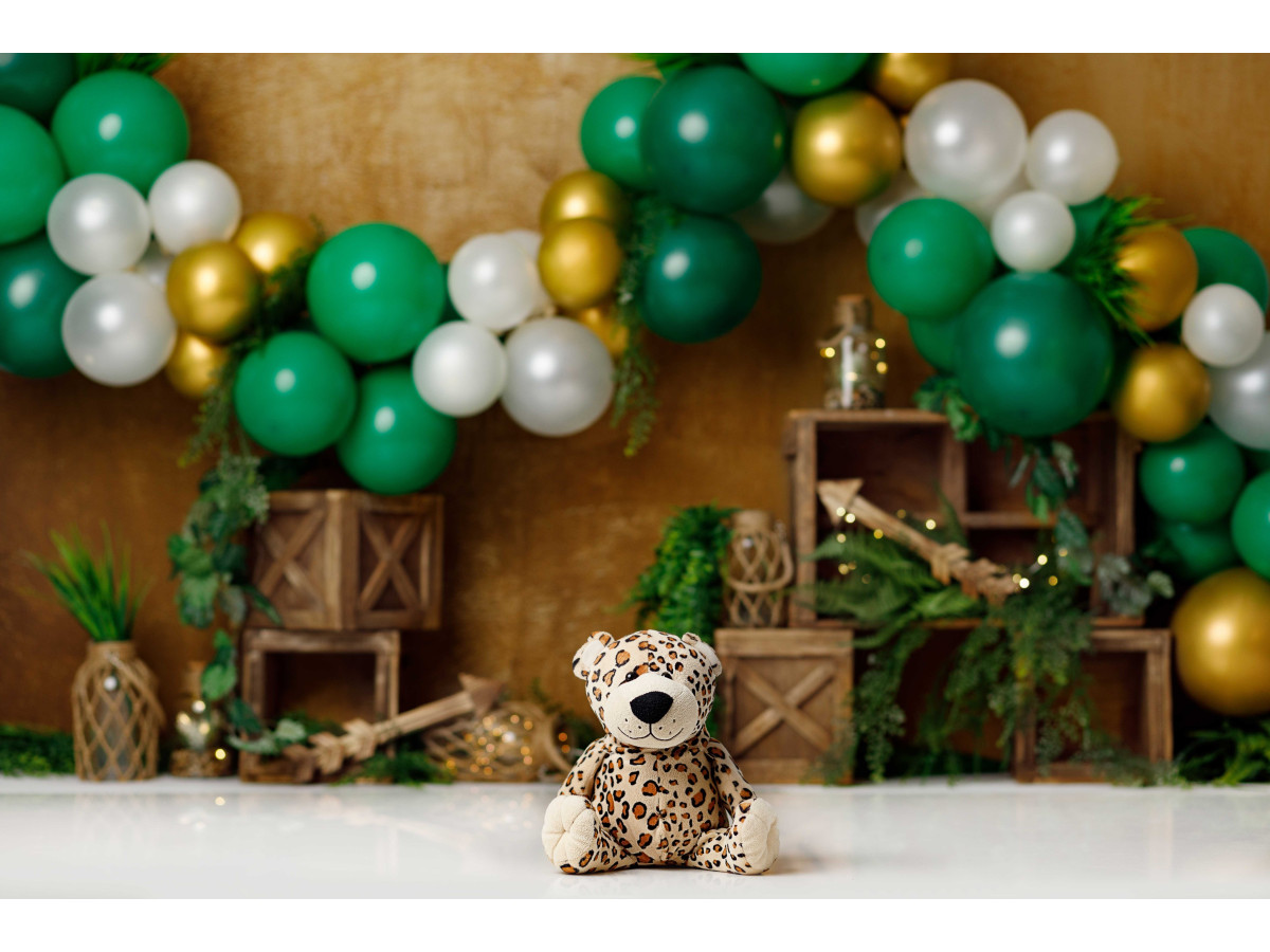 Fondo fotográfico de bebé y smash cake Amazon – arco de globos verdes y dorados con cajas de selva | Colors&Drops